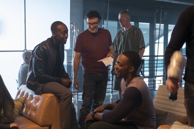 Captain America: Civil War L to R: Don Cheadle (James Rhodes/War Machine), Director Anthony Russo, and Anthony Mackie (Sam Wilson/Falcon) on set. Ph: Zade Rosenthal ©Marvel 2016